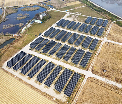 Cómo instalar un soporte solar en el suelo