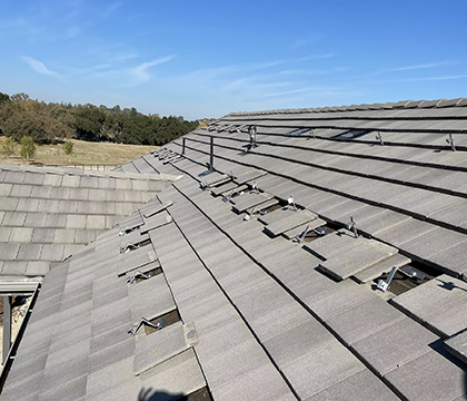 Cómo instalar un sistema de techo solar en el techo