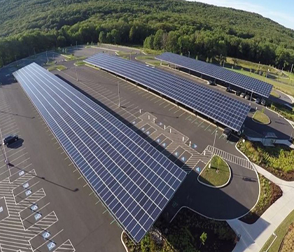 ¿Cuáles son los beneficios de instalar un soporte solar para cochera?