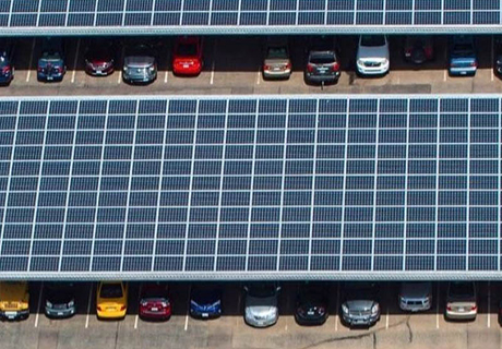 Francia exigirá que todos los aparcamientos grandes estén cubiertos con paneles solares en el futuro